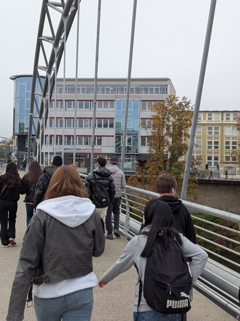 Schüler der 9. Klasse laufen über eine Brücke